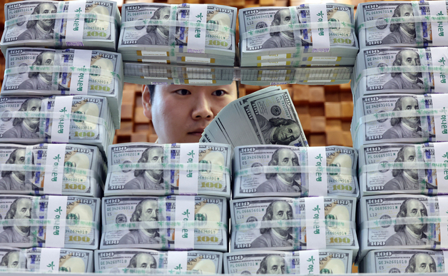 외환보유액 두 달째 늘어 4279억달러… 세계 10위 복귀