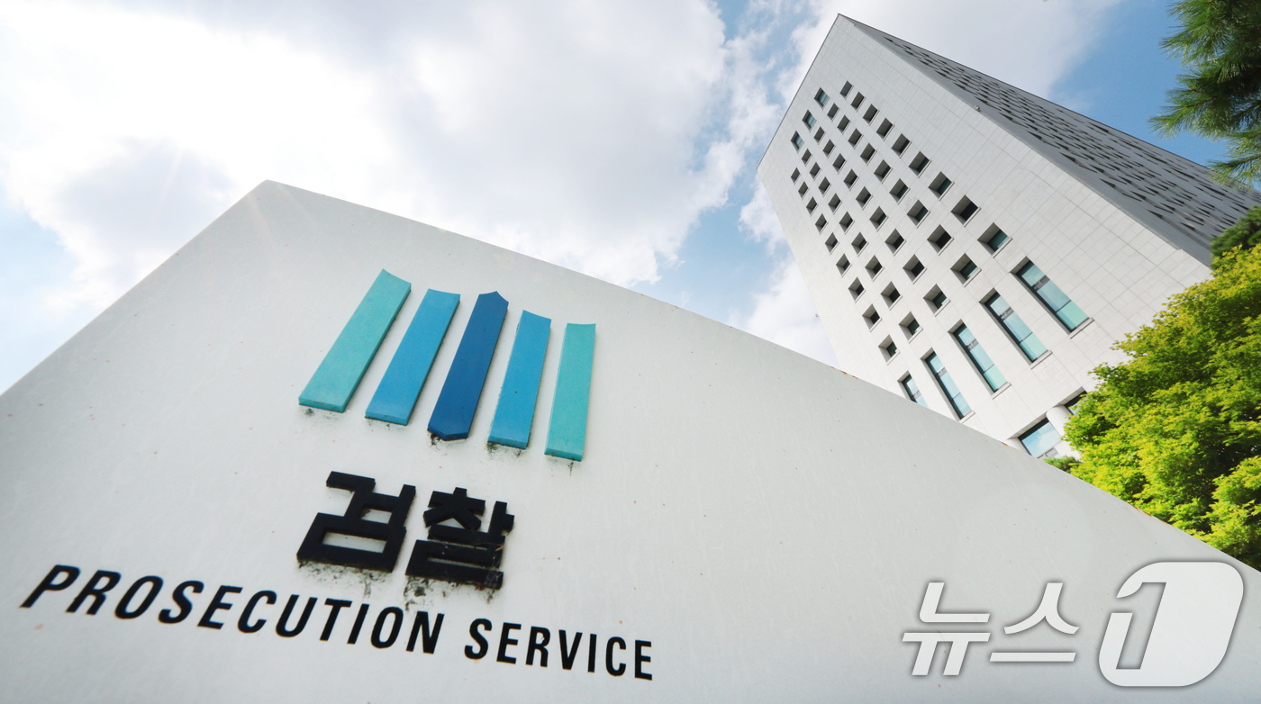 (서울=뉴스1) 이호윤 기자 = 검사의 직접 수사 권한과 보완수사권을 전면 폐지하는 내용을 담은 형사소송법 개정안이 지난 4일 이재명 대통령 주재로 열린 국무회의에서 의결됐다. 개 …