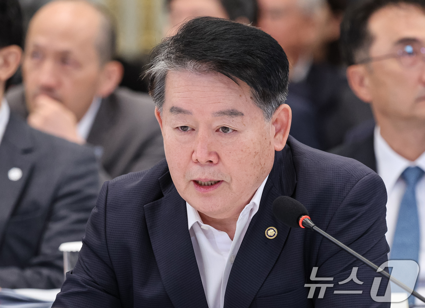 (서울=뉴스1) 이재명 기자 = 김경협 재외동포청장이 5일 청와대 영빈관에서 열린 외교부, 통일부, 국방부, 국가보훈부 2차 업무보고에서 발언을 하고 있다. (청와대통신사진기자단) …