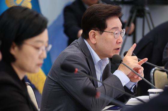 李대통령 "尹정부서도 하던 사업 가지고 빨갱이라 해…강력 대응하라"