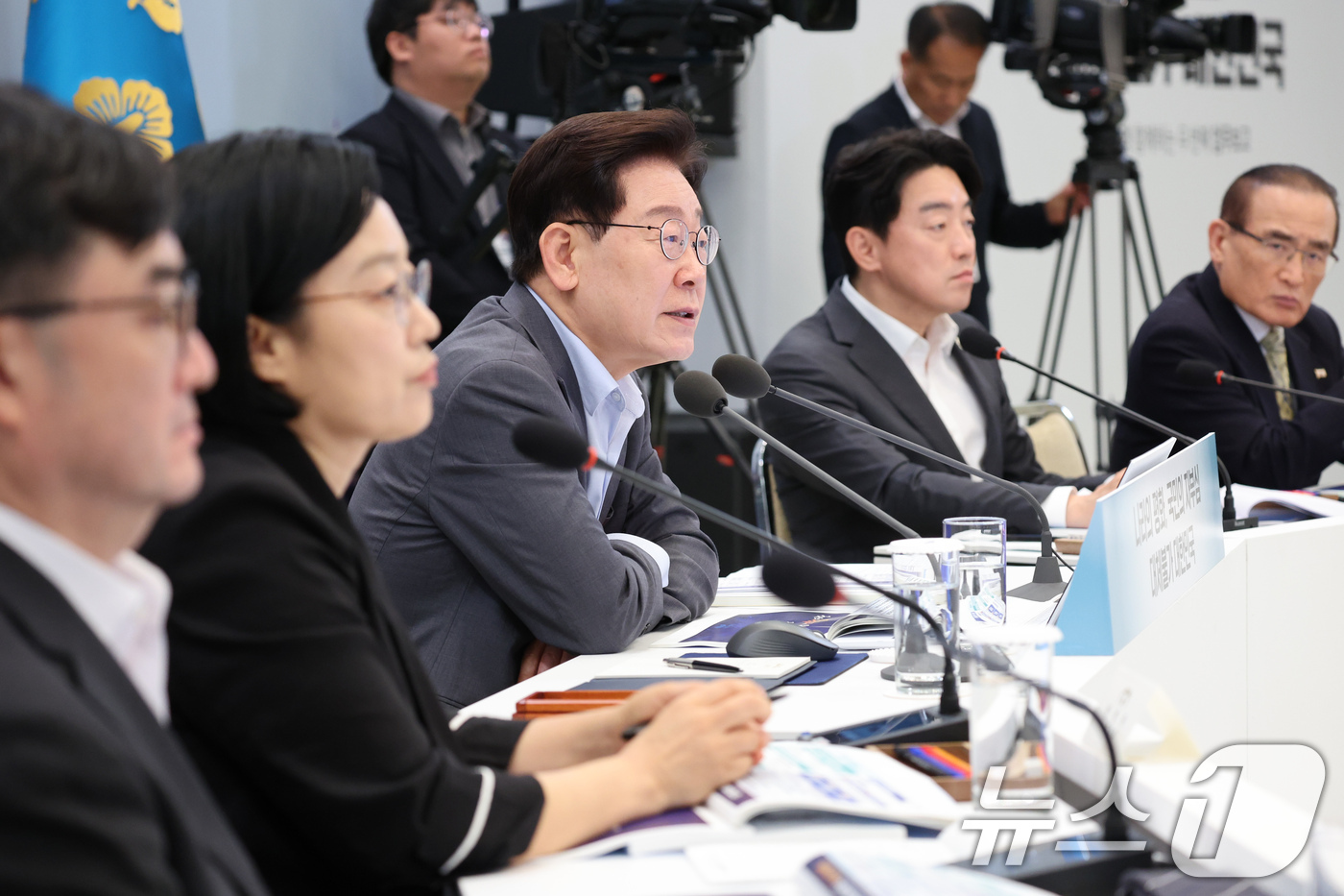 (서울=뉴스1) 이재명 기자 = 이재명 대통령이 5일 청와대 영빈관에서 열린 외교부, 통일부, 국방부, 국가보훈부 2차 업무보고에서 발언을 하고 있다. (청와대통신사진기자단) 20 …