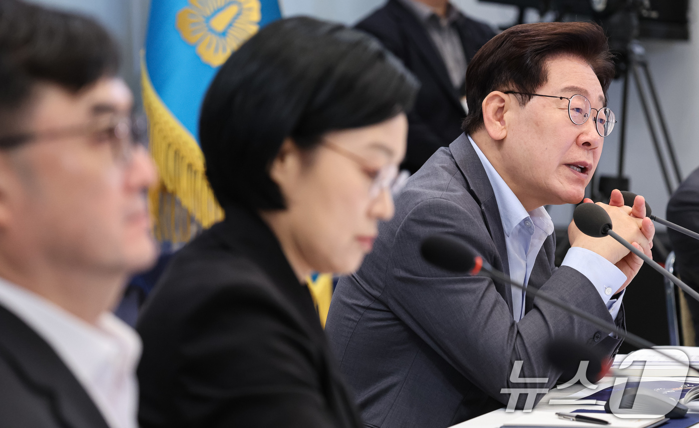 (서울=뉴스1) 이재명 기자 = 이재명 대통령이 5일 청와대 영빈관에서 열린 외교부, 통일부, 국방부, 국가보훈부 2차 업무보고에서 발언을 하고 있다. (청와대통신사진기자단) 20 …