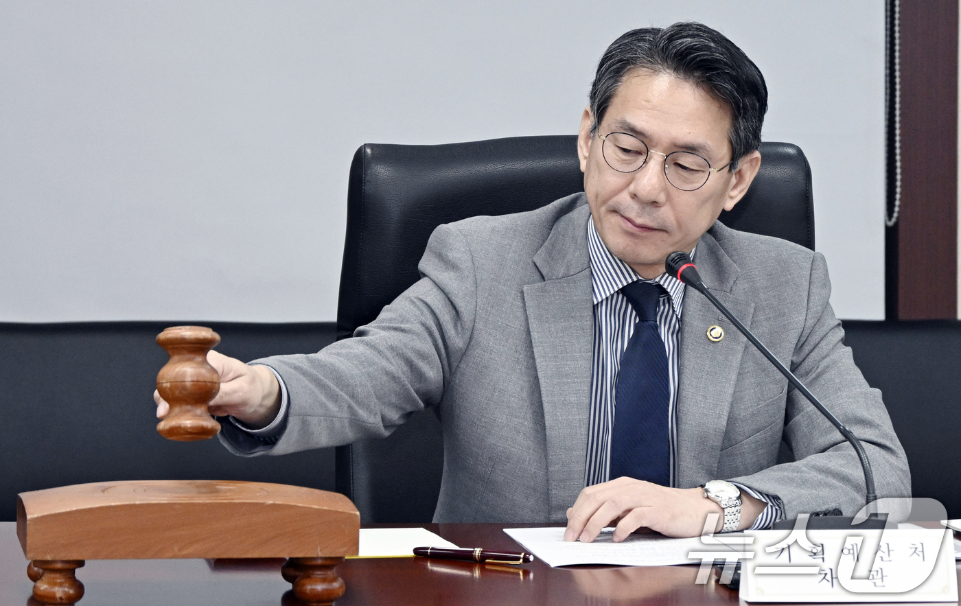 (서울=뉴스1) 김명섭 기자 = 조용범 기획예산처 차관이 5일 오전 서울 종로구 한국무역보험공사에서 열린 국제행사심사위원회에서 의사봉을 두드리고 있다. (기획예산처 제공. 재판매 …