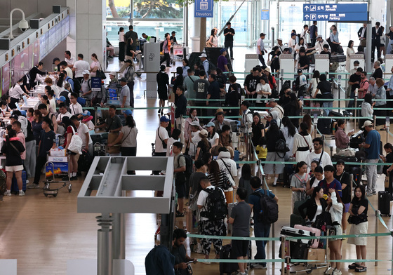 "내쫓지 마" "시설 이동 강제 못 해"…인천공항 노숙인 문제 '골머리'