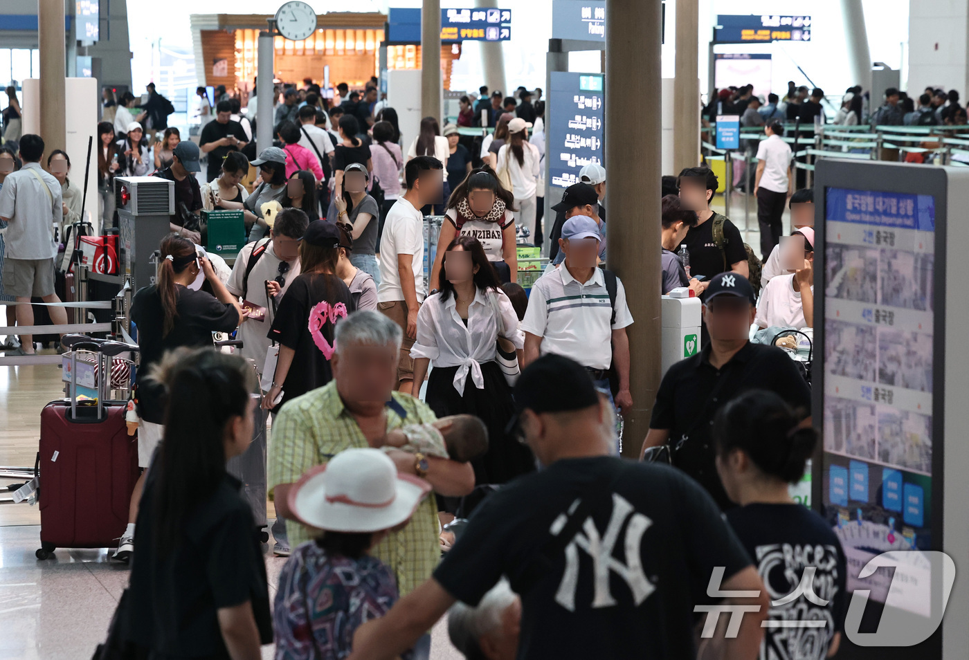 (인천공항=뉴스1) 구윤성 기자 = 5일 인천국제공항 1여객터미널 출국장이 여름 성수기 휴가철을 맞아 해외로 떠나려는 여행객들로 북적이고 있다.  2026.8.5/뉴스1
