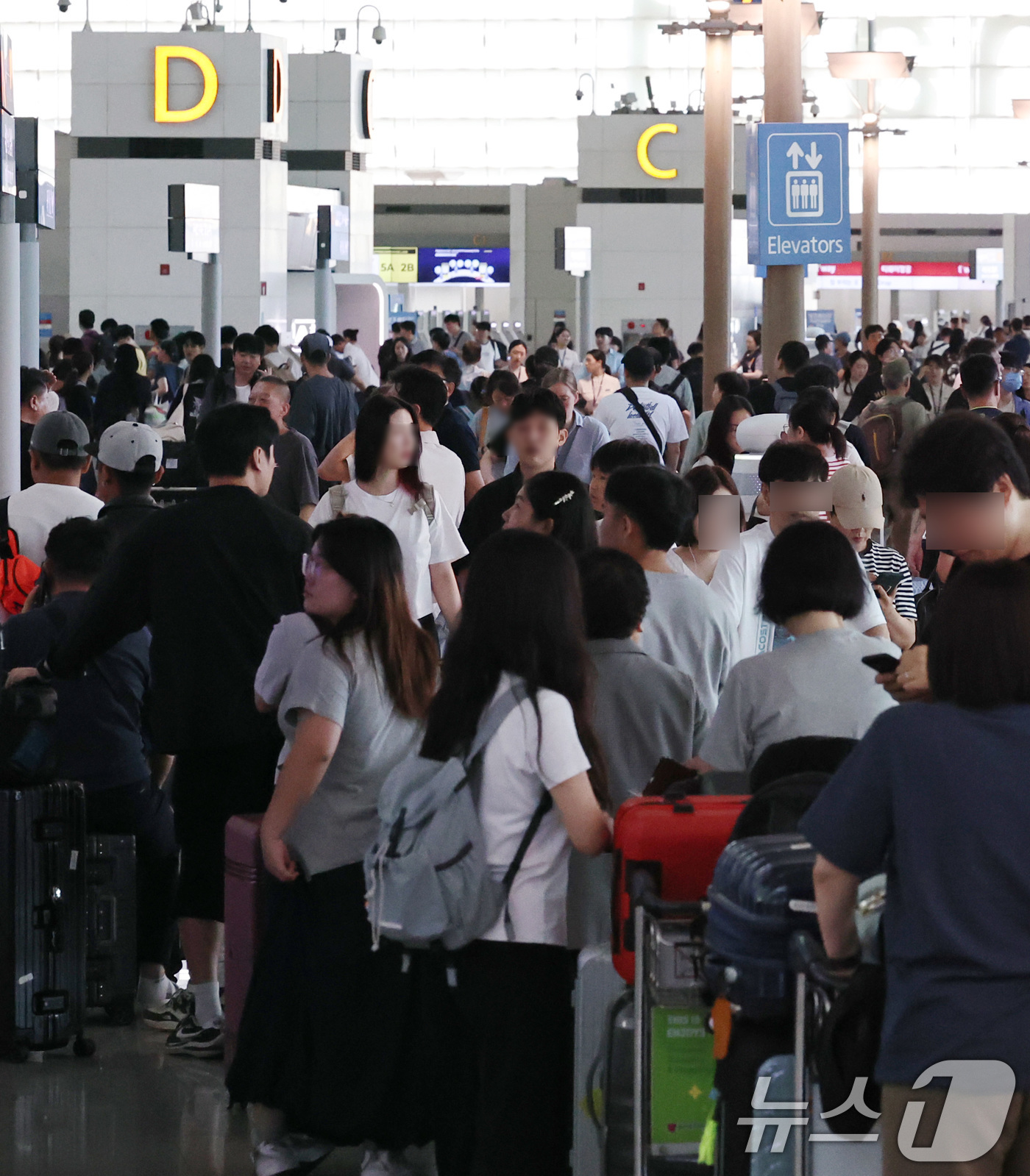 (인천공항=뉴스1) 구윤성 기자 = 5일 인천국제공항 1여객터미널 출국장이 여름 성수기 휴가철을 맞아 해외로 떠나려는 여행객들로 북적이고 있다.  2026.8.5/뉴스1