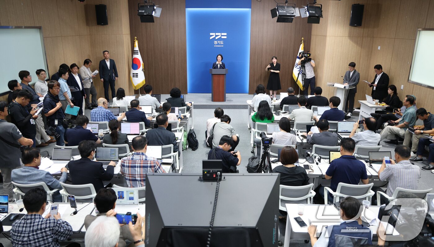 본문 이미지 - 추미애 경기도지사가 5일 경기 수원시 영통구 경기도청 브리핑룸에서 열린 '경기도 재정상황 관련 기자회견'에서 재정 비상 선언을 하고 있다. 2026.8.5 ⓒ 뉴스1 김영운 기자