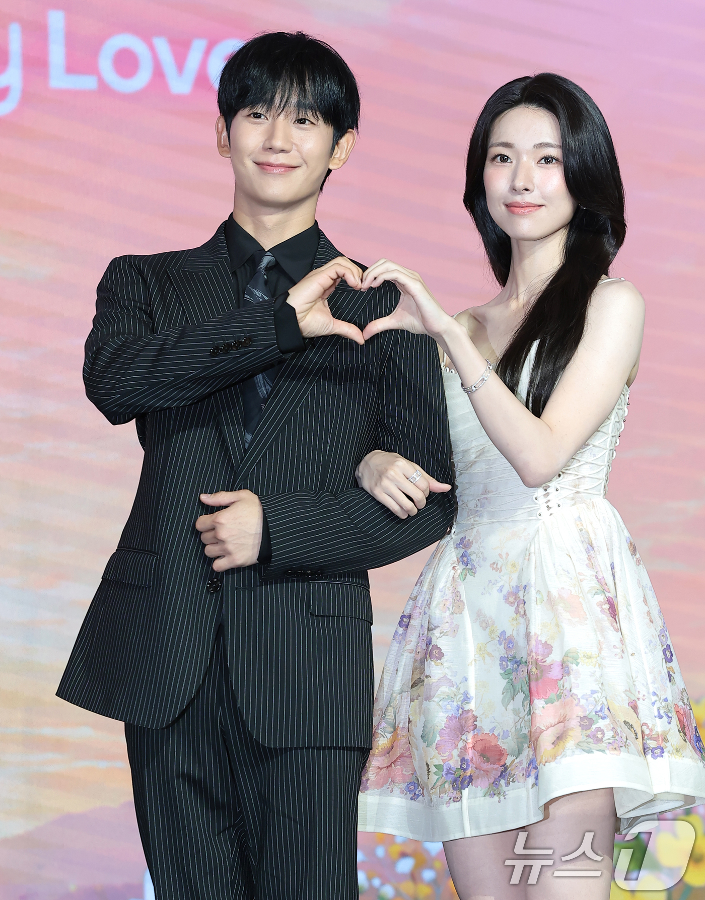 (서울=뉴스1) 권현진 기자 = 배우 정해인과 하영(오른쪽)이 5일 서울 마포구 호텔 나루 서울 엠갤러리에서 열린 넷플릭스 시리즈 '이런 엿같은 사랑' 제작발표회에서 포즈를 취하고 …