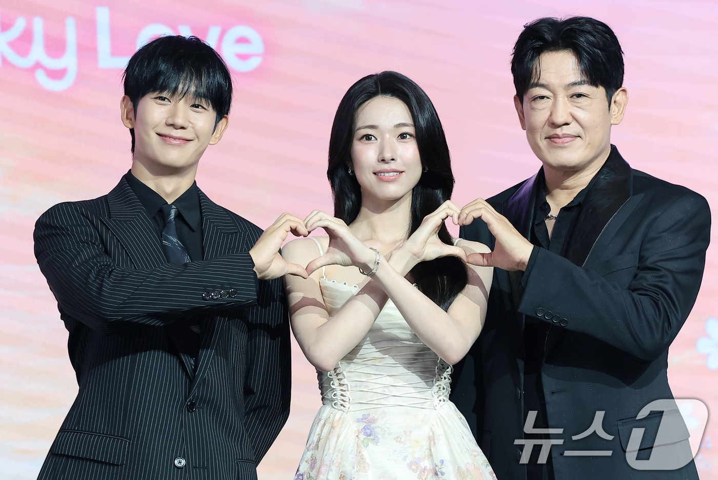 (서울=뉴스1) 권현진 기자 = 배우 정해인(왼쪽부터)과 하영, 허성태가 5일 서울 마포구 호텔 나루 서울 엠갤러리에서 열린 넷플릭스 시리즈 '이런 엿같은 사랑' 제작발표회에서 포 …