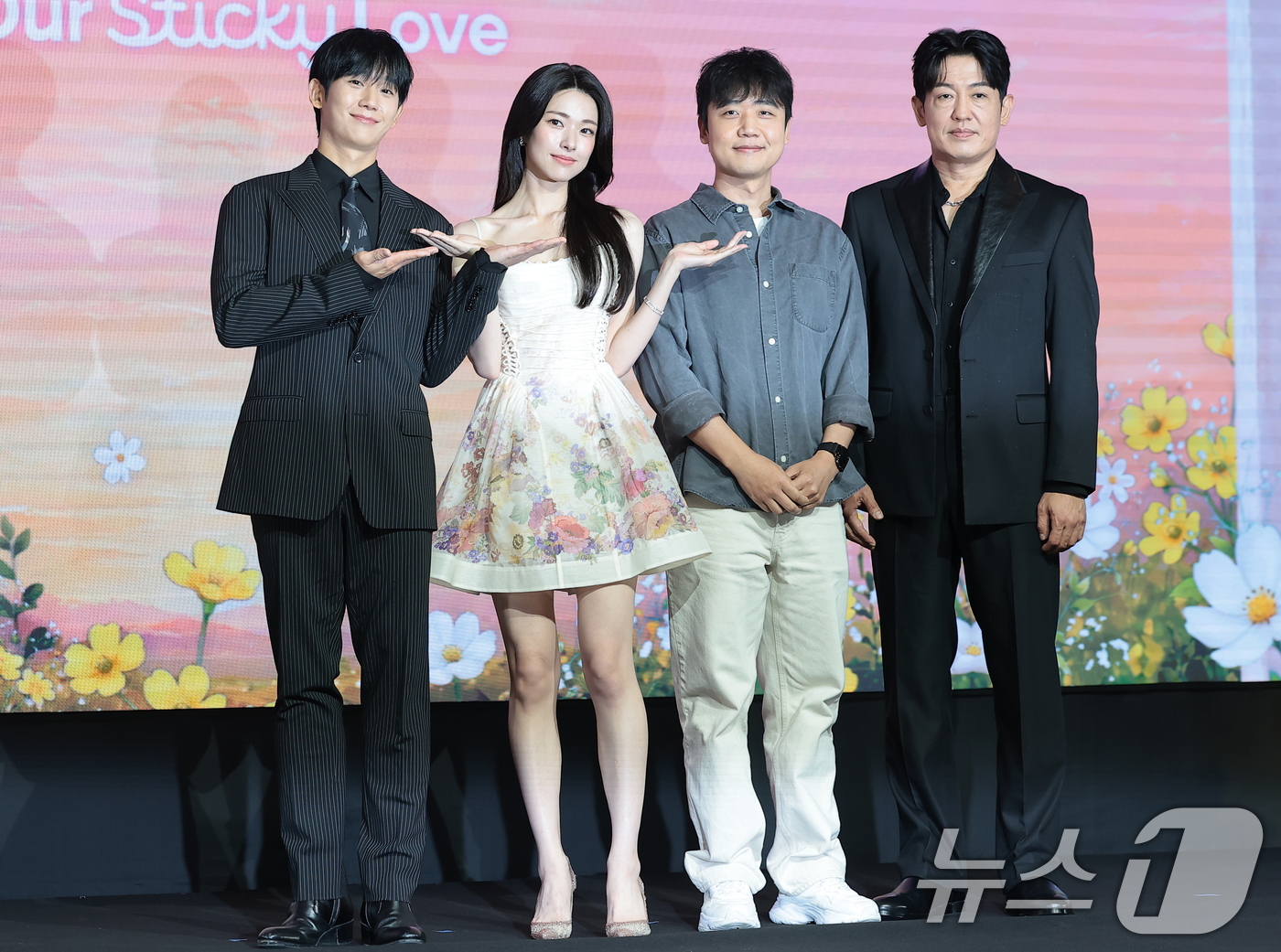 (서울=뉴스1) 권현진 기자 = 배우 정해인(왼쪽부터)과 하영, 김장한 감독, 허성태가 5일 서울 마포구 호텔 나루 서울 엠갤러리에서 열린 넷플릭스 시리즈 '이런 엿같은 사랑' 제 …