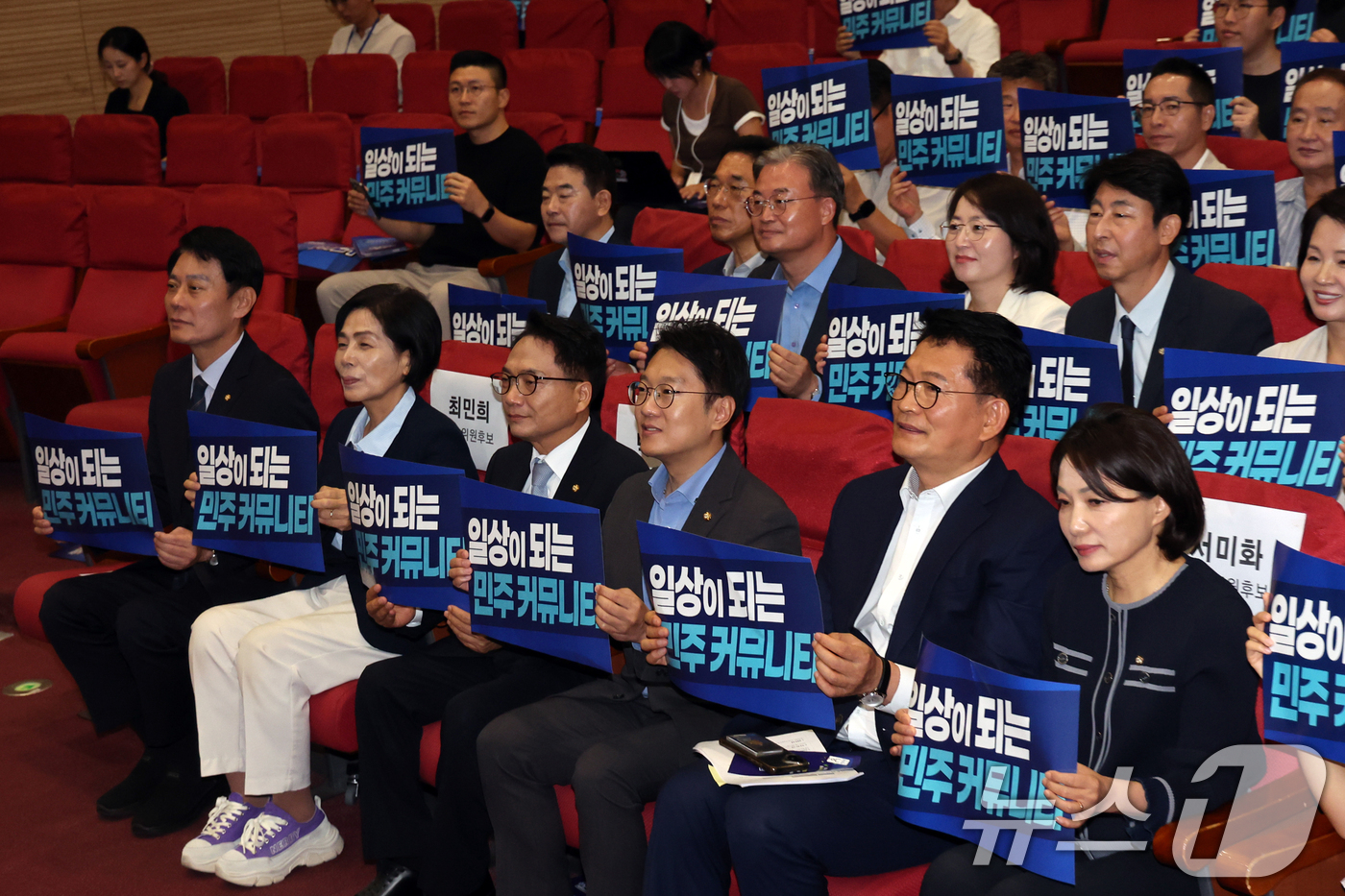 (서울=뉴스1) 황기선 기자 = 더불어민주당 당대표 후보 송영길 의원이 5일 오전 서울 여의도 국회 의원회관에서 열린 '모두의 민주' 창립식에서 최고위원 후보 및 참석자들과 구호를 …