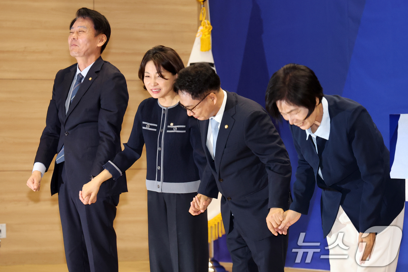 (서울=뉴스1) 황기선 기자 = 더불어민주당 최고위원 후보 한민수(왼쪽부터), 서미화, 박선원, 최민희 의원이 5일 오전 서울 여의도 국회 의원회관에서 열린 '모두의 민주' 창립식 …