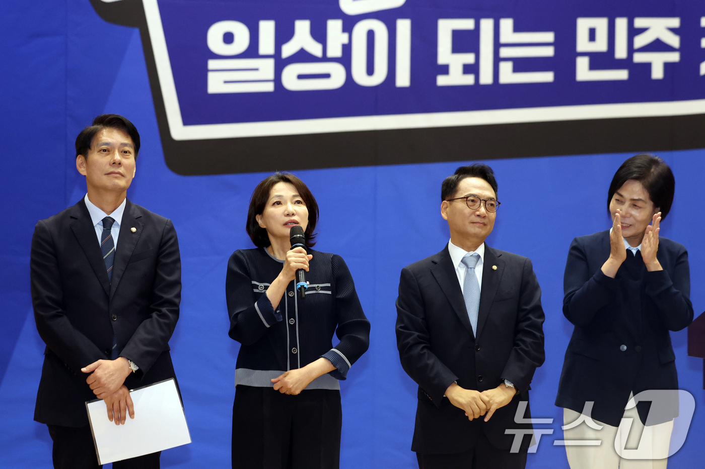 (서울=뉴스1) 황기선 기자 = 더불어민주당 최고위원 후보 한민수(왼쪽부터), 서미화, 박선원, 최민희 의원이 5일 오전 서울 여의도 국회 의원회관에서 열린 '모두의 민주' 창립식 …