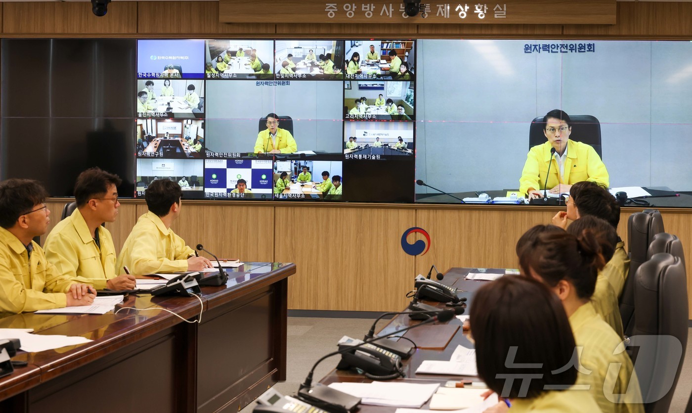 (서울=뉴스1) = 5일 최원호 원자력안전위원회 위원장이 서울 종로구 원자력안전위원회 중앙방사능통제상황실에서 원자력이용시설 폭염 대응 현황을 점검했다. (원자력안전위원회 제공. 재 …