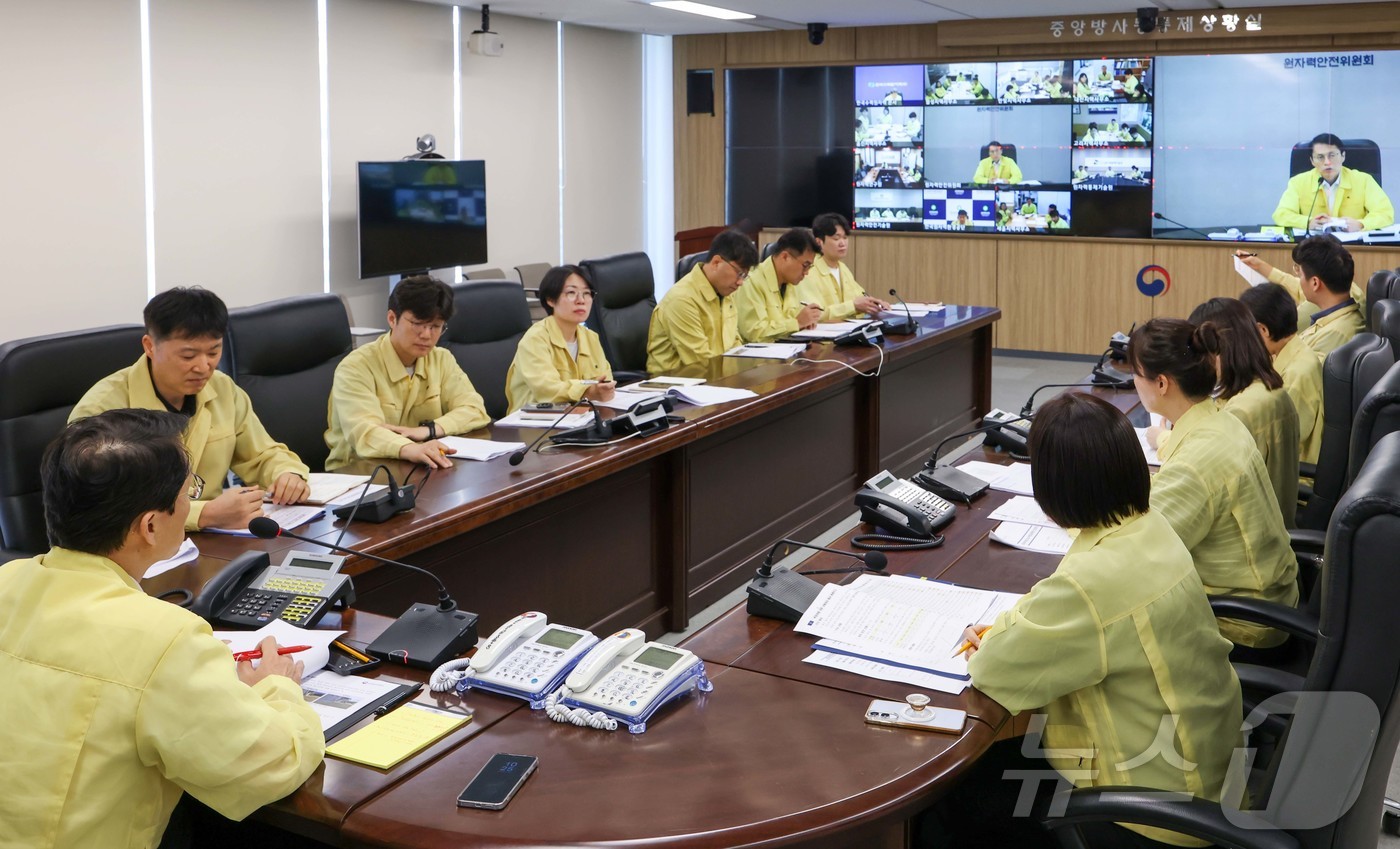 (서울=뉴스1) = 5일 최원호 원자력안전위원회 위원장이 서울 종로구 원자력안전위원회 중앙방사능통제상황실에서 원자력이용시설 폭염 대응 현황을 점검했다. (원자력안전위원회 제공. 재 …