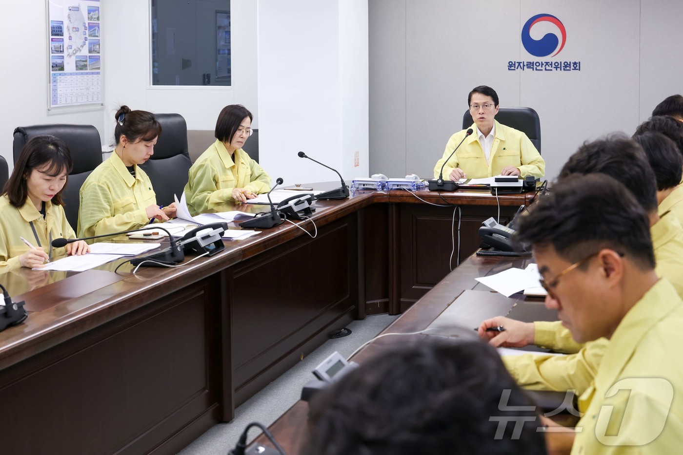 (서울=뉴스1) = 5일 최원호 원자력안전위원회 위원장이 서울 종로구 원자력안전위원회 중앙방사능통제상황실에서 원자력이용시설 폭염 대응 현황을 점검했다. (원자력안전위원회 제공. 재 …