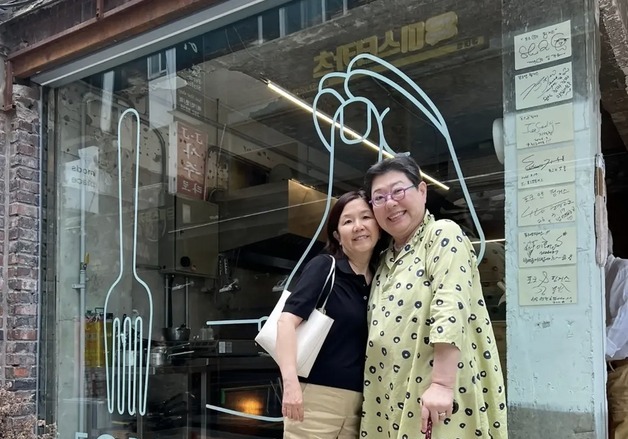 양희은, 각막 수술 후 전한 근황…지팡이 짚고 밝은 미소