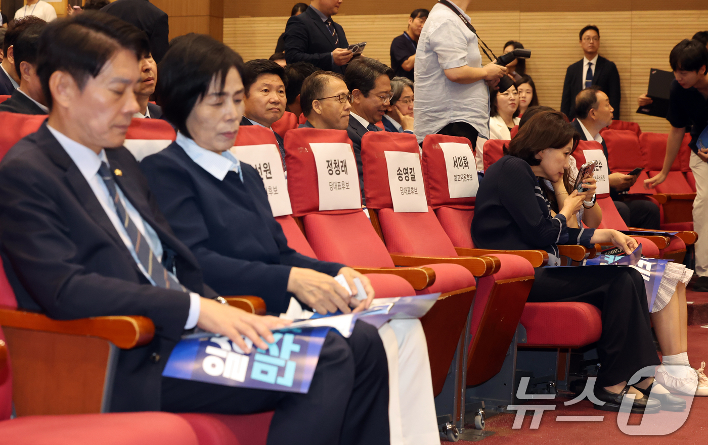 (서울=뉴스1) 황기선 기자 = 더불어민주당 최고위원 후보 한민수, 최민희, 서미화 의원이 5일 오전 서울 여의도 국회 의원회관에서 열린 '모두의 민주' 창립식에 자리하고 있다. …