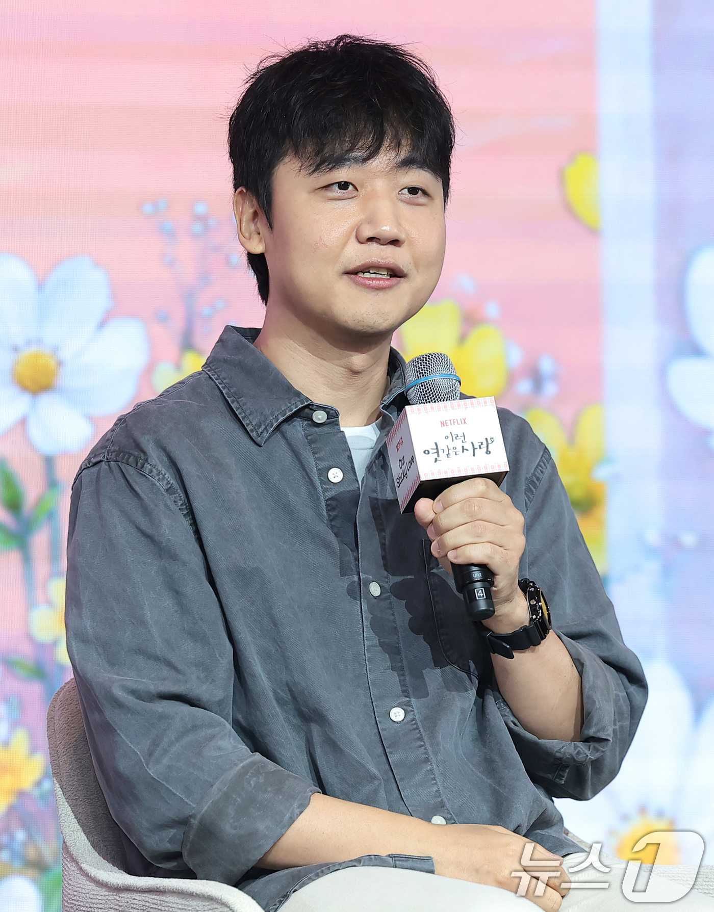 (서울=뉴스1) 권현진 기자 = 김장한 감독이 5일 서울 마포구 호텔 나루 서울 엠갤러리에서 열린 넷플릭스 시리즈 '이런 엿같은 사랑' 제작발표회에서 인사말을 하고 있다.'이런 엿 …