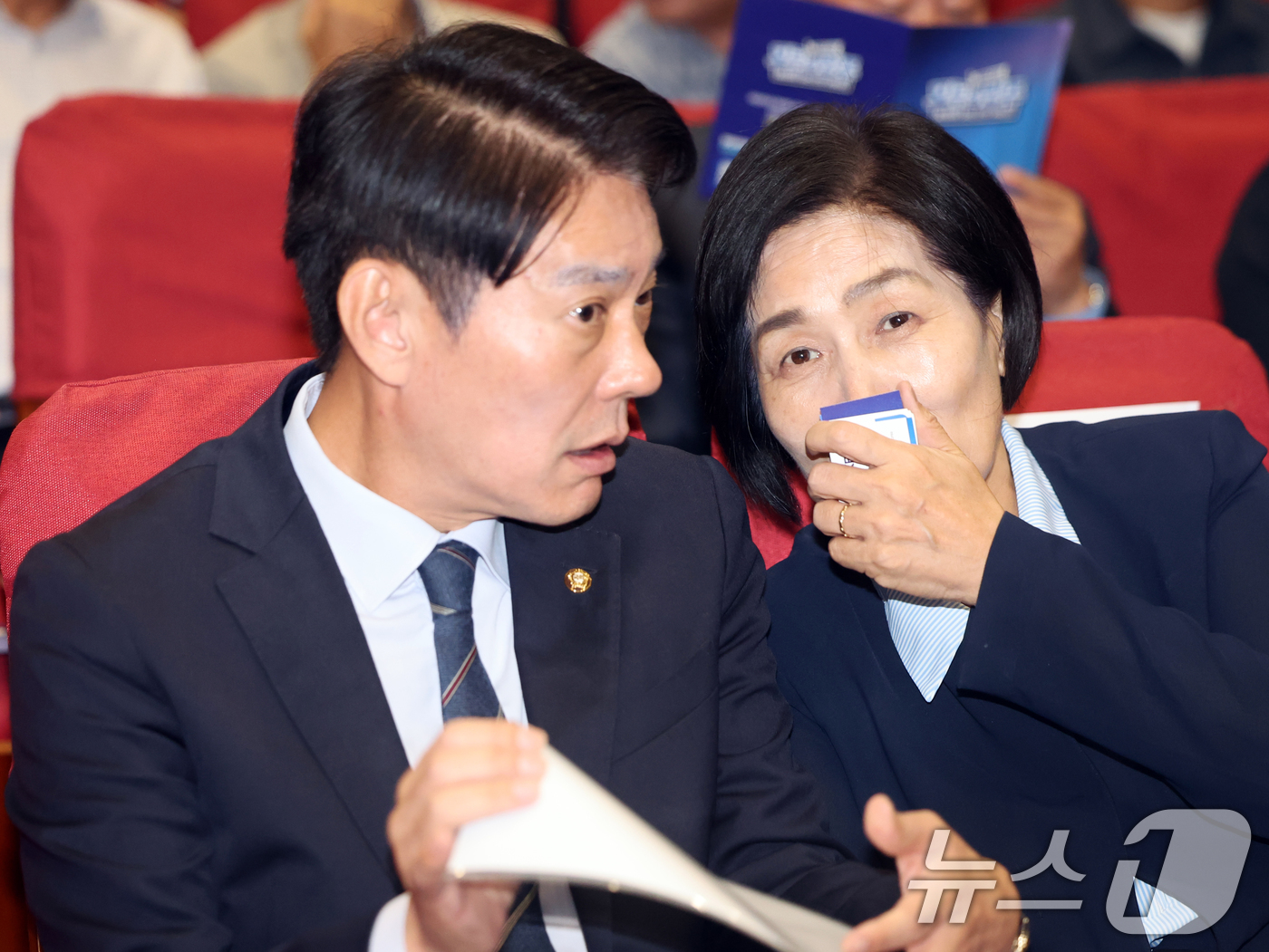 (서울=뉴스1) 황기선 기자 = 더불어민주당 최고위원 후보 한민수, 최민희 의원이 5일 오전 서울 여의도 국회 의원회관에서 열린 '모두의 민주' 창립식에서 대화를 나누고 있다. …