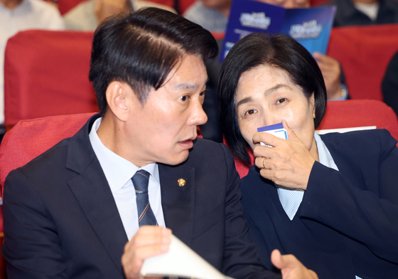 대화 나누는 한민수·최민희