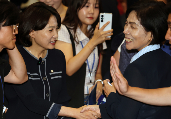 웃으며 악수 나누는 서미화·최민희