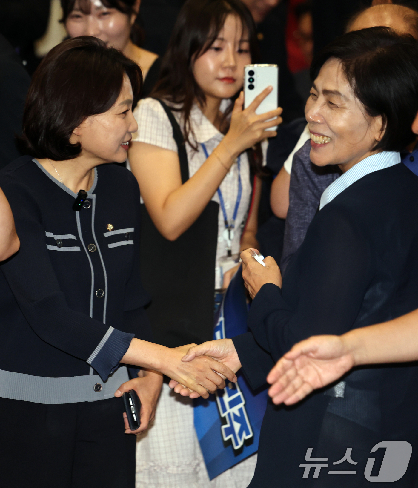 (서울=뉴스1) 황기선 기자 = 더불어민주당 최고위원 후보 서미화, 최민희 의원이 5일 오전 서울 여의도 국회 의원회관에서 열린  '모두의 민주' 창립식에서 악수를 나누고 있다. …