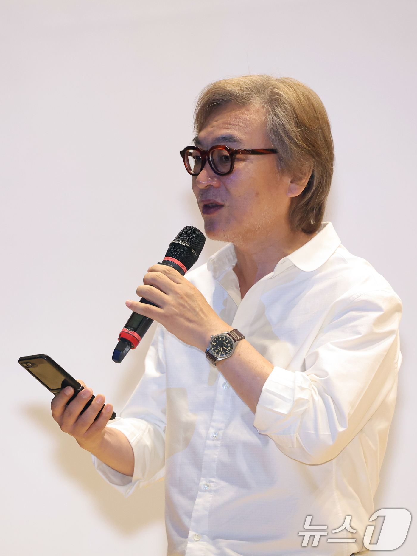 (서울=뉴스1) 황기선 기자 = 배우 김의성이 5일 오전 서울 여의도 국회 의원회관에서 열린  '모두의 민주' 창립식에서 개회 공연을 하고 있다.  2026.8.5/뉴스1