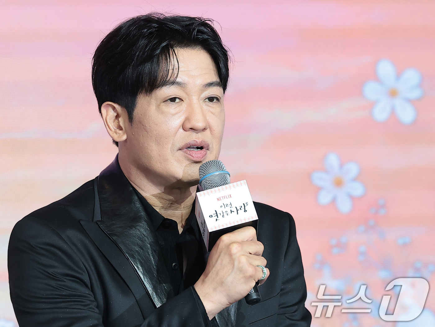 (서울=뉴스1) 권현진 기자 = 배우 허성태가 5일 서울 마포구 호텔 나루 서울 엠갤러리에서 열린 넷플릭스 시리즈 '이런 엿같은 사랑' 제작발표회에서 캐릭터 소개를 하고 있다.'이 …