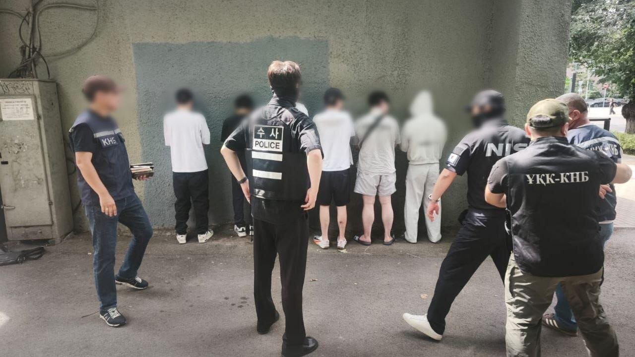 본문 이미지 - 초국가범죄 특별 대응 태스크포스(TF)가 카자흐스탄 당국과 합동 검거로 스캠 조직원을 검거한 후 신원을 확인하고 있다. (사진=경찰청 제공)