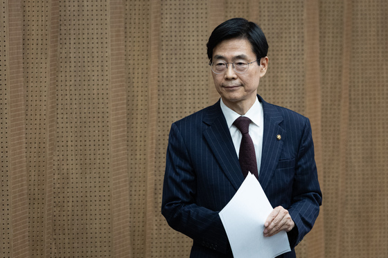 회견장 나서는 조경태 의원