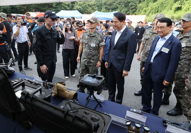 군 대테러 장비 보는 오세훈 시장