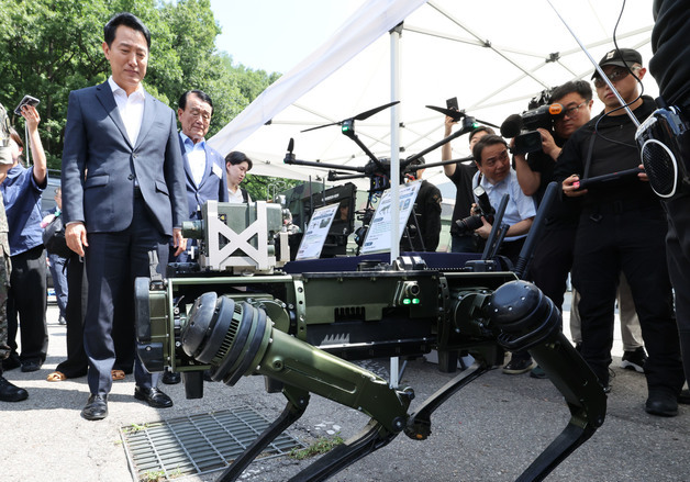 군 사족보행 로봇 보는 오세훈 시장