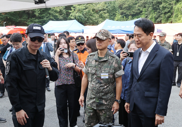 군 대테러 대응 장비 보는 오세훈 시장