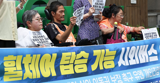 장애인 시외이동권 보장 촉구하는 전장연 관계자들