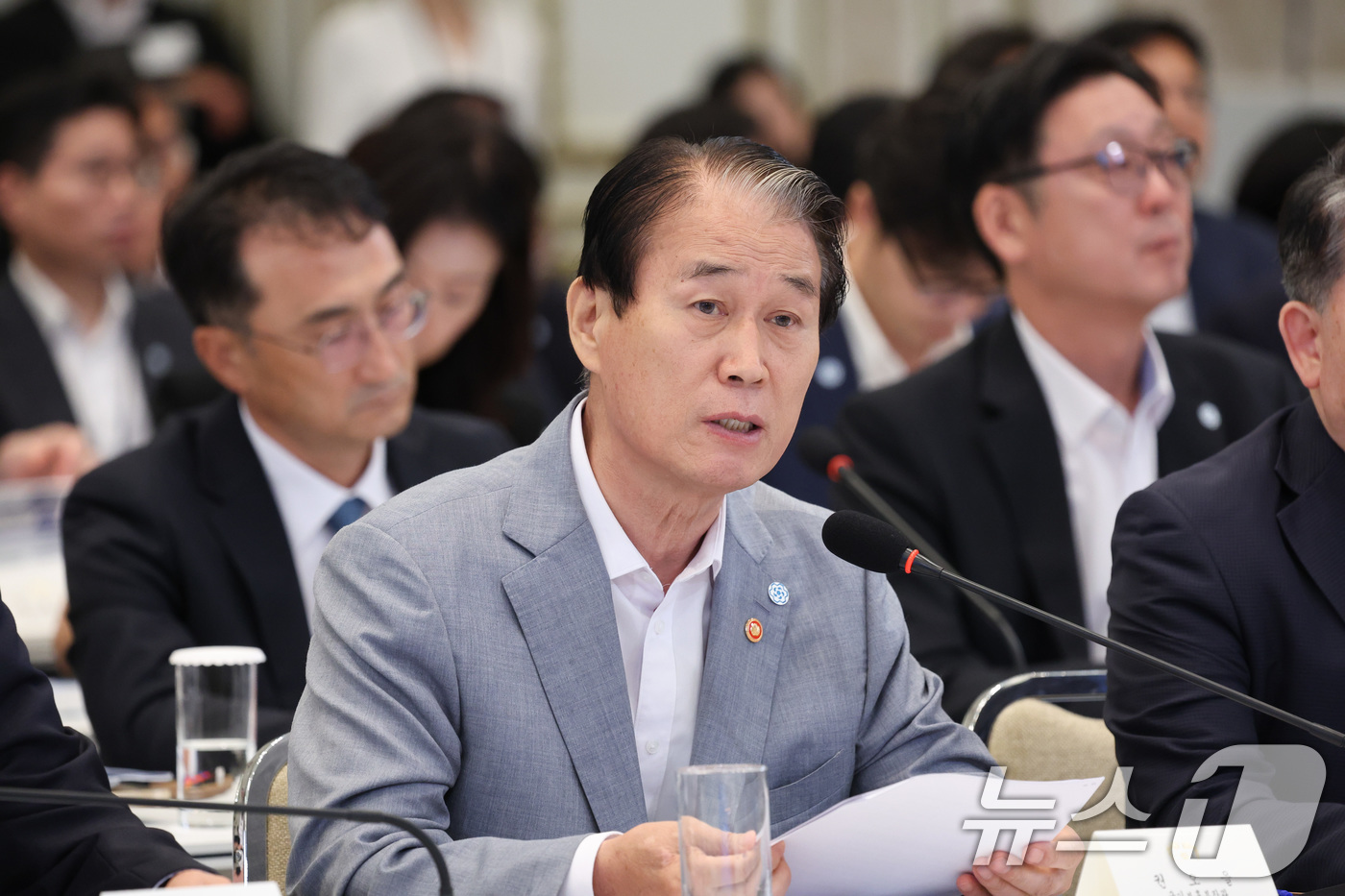 (서울=뉴스1) 이재명 기자 = 권오을 국가보훈부 장관이 5일 청와대 영빈관에서 열린 외교부, 통일부, 국방부, 국가보훈부 2차 업무보고에서 발언을 하고 있다. (청와대통신사진기자 …
