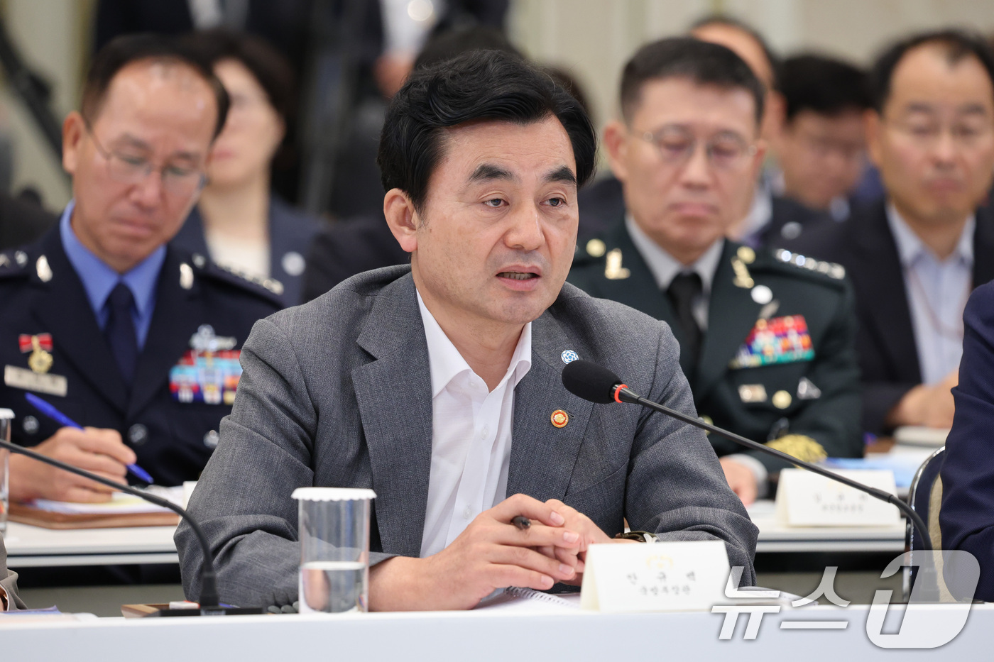 (서울=뉴스1) 이재명 기자 = 안규백 국방부 장관이 5일 청와대 영빈관에서 열린 외교부, 통일부, 국방부, 국가보훈부 2차 업무보고에서 발언을 하고 있다. (청와대통신사진기자단) …