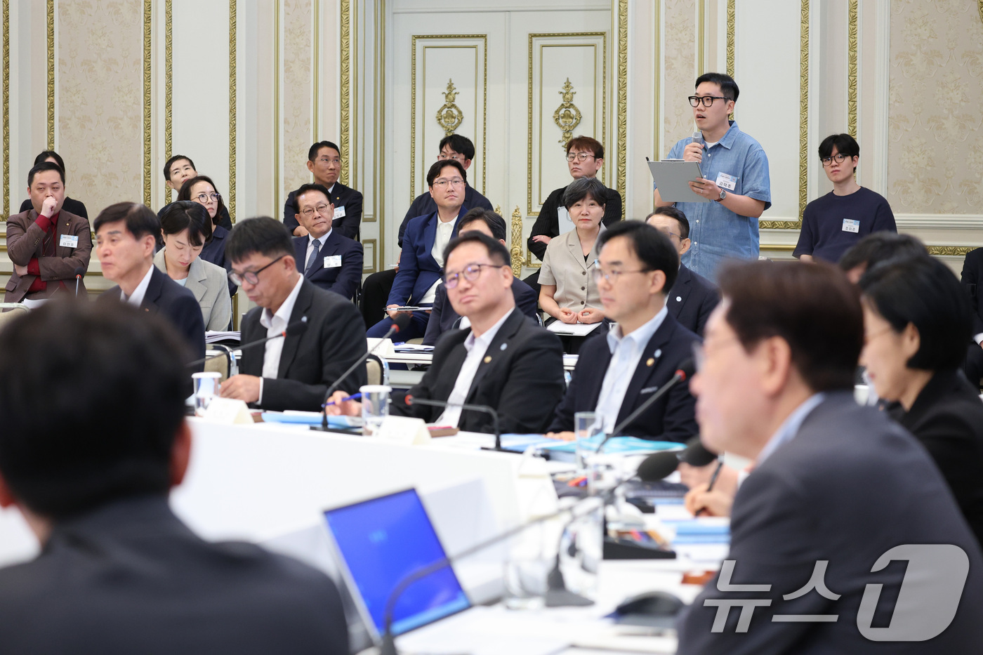 (서울=뉴스1) 이재명 기자 = 5일 청와대 영빈관에서 열린 외교부, 통일부, 국방부, 국가보훈부 2차 업무보고에서 국민참여단이 발언을 하고 있다. (청와대통신사진기자단) 2026 …