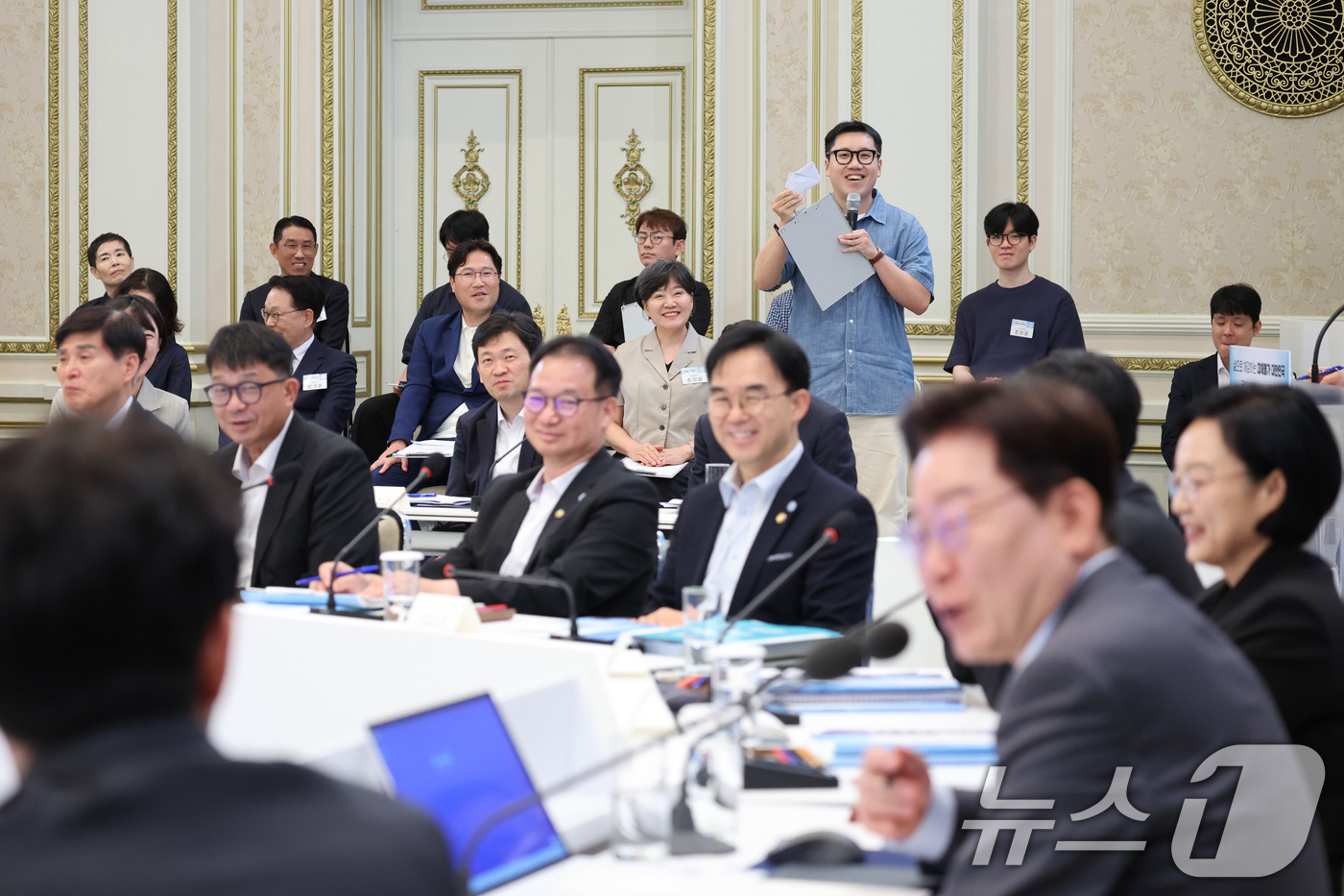 (서울=뉴스1) 이재명 기자 = 5일 청와대 영빈관에서 열린 외교부, 통일부, 국방부, 국가보훈부 2차 업무보고에서 국민참여단이 발언을 하고 있다. (청와대통신사진기자단) 2026 …
