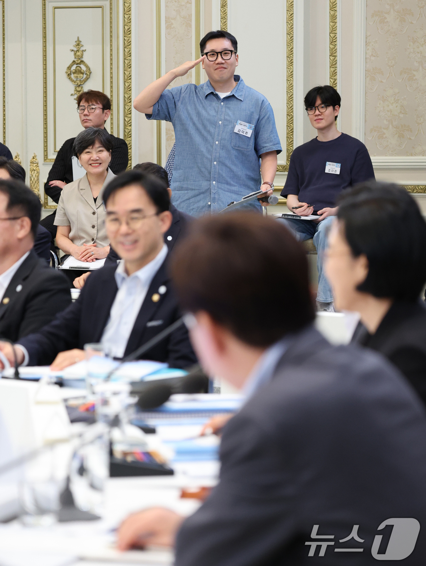 (서울=뉴스1) 이재명 기자 = 5일 청와대 영빈관에서 열린 외교부, 통일부, 국방부, 국가보훈부 2차 업무보고에서 국민참여단이 경례를 하고 있다. (청와대통신사진기자단) 2026 …