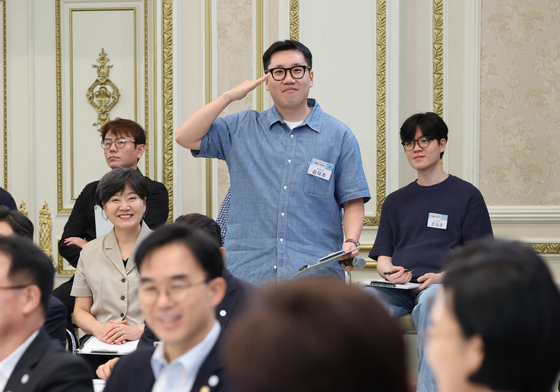 경례하는 국민참여단