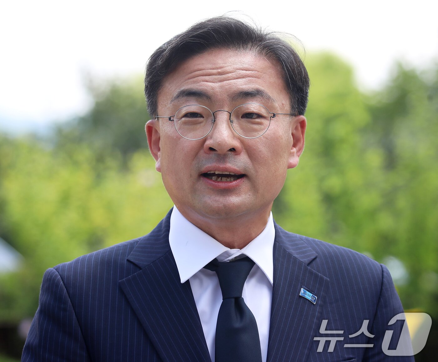 본문 이미지 - 신장식 조국혁신당 대표가 5일 경남 김해 진영읍 봉하마을을 찾아 고 노무현 전 대통령 묘역을 참배한 후 취재진 질문에 답하고 있다. 2026.8.5 ⓒ 뉴스1 윤일지 기자