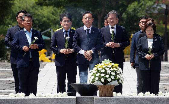 "검찰개혁, 비바람 뚫고 항구 도착"…혁신당 지도부, 노무현 묘역 참배