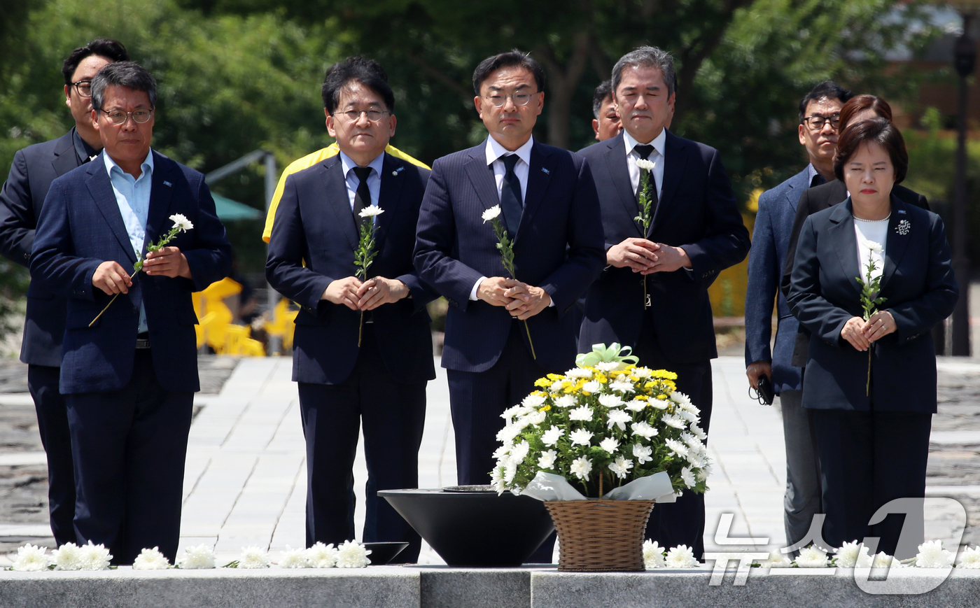 (김해=뉴스1) 윤일지 기자 = 신장식 조국혁신당 대표가 5일 경남 김해 진영읍 봉하마을을 찾아 고 노무현 전 대통령 묘역을 참배하고 있다. 2026.8.5/뉴스1
