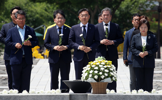 고 노무현 전 대통령 묘역 찾은 신장식