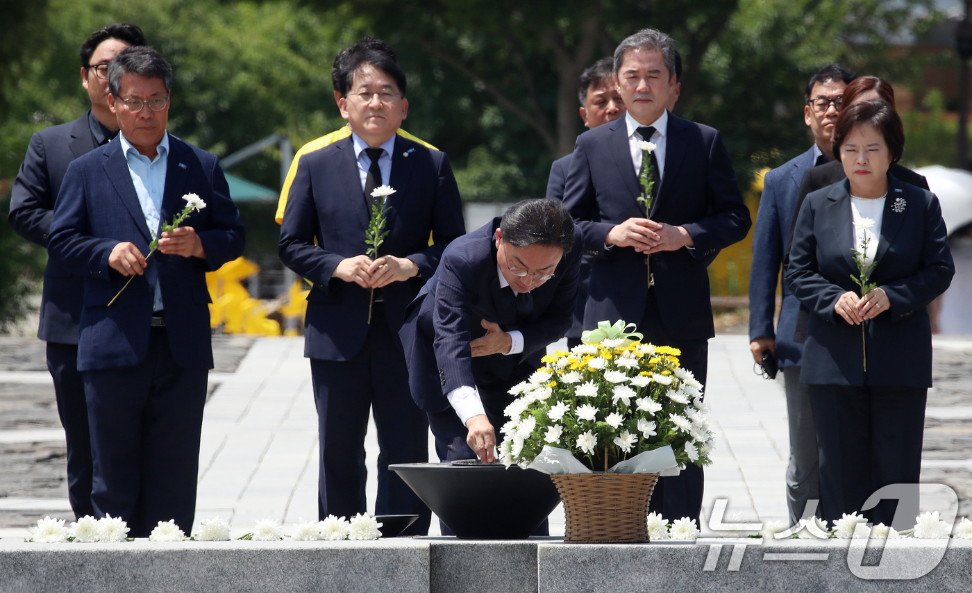(김해=뉴스1) 윤일지 기자 = 신장식 조국혁신당 대표가 5일 경남 김해 진영읍 봉하마을을 찾아 고 노무현 전 대통령 묘역을 참배하고 있다. 2026.8.5/뉴스1