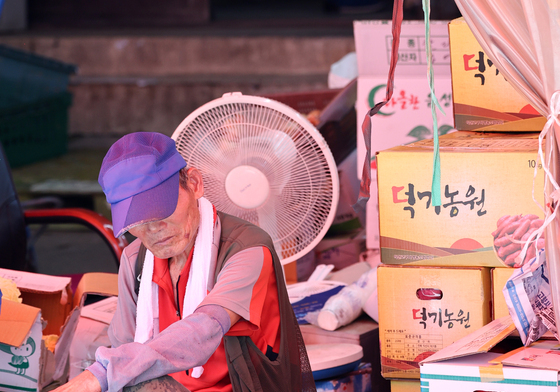무더위에 지친 상인
