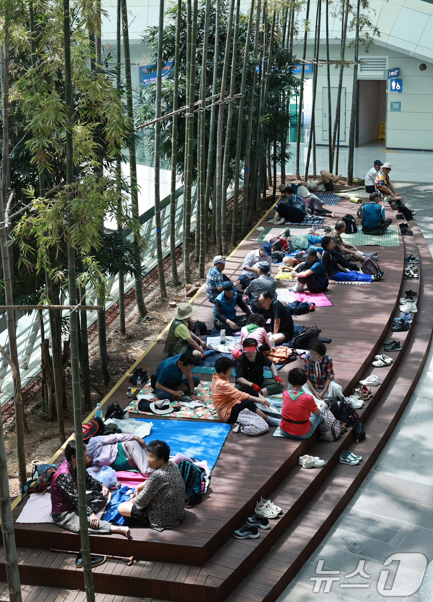 (인천공항=뉴스1) 구윤성 기자 = 5일 인천국제공항 제2여객터미널에서 어르신들이 더위를 피해 쉬고 있다. 연일 이어지는 폭염에 마땅한 피서지를 찾지 못한 어르신들이 최근 쾌적한 …