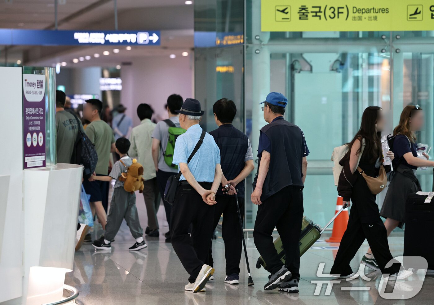 본문 이미지 - 5일 인천국제공항 제2여객터미널에서 어르신들이 더위를 피해 쉬고 있다. 연일 이어지는 폭염에 마땅한 피서지를 찾지 못한 어르신들이 최근 쾌적한 실내환경과 편의시설을 갖춘 공항으로 발걸음을 옮기고 있다. 2026.8.5 ⓒ 뉴스1 구윤성 기자