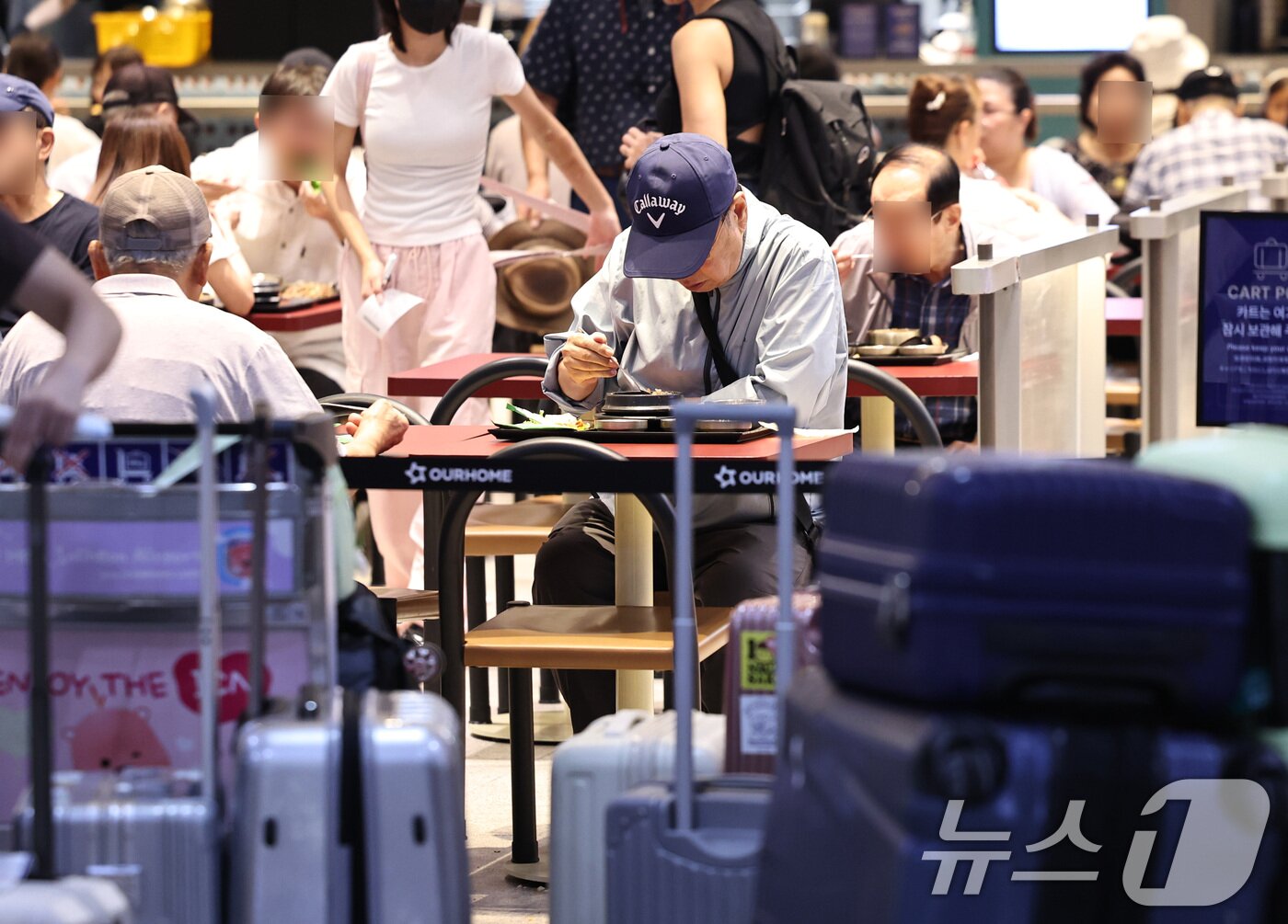 본문 이미지 - 5일 인천국제공항 제2여객터미널 식당가에서 어르신들이 여행객들 사이에서 식사를 하고 있다. 연일 이어지는 폭염에 마땅한 피서지를 찾지 못한 어르신들이 최근 쾌적한 실내환경과 편의시설을 갖춘 공항으로 발걸음을 옮기고 있다. 2026.8.5 ⓒ 뉴스1 구윤성 기자